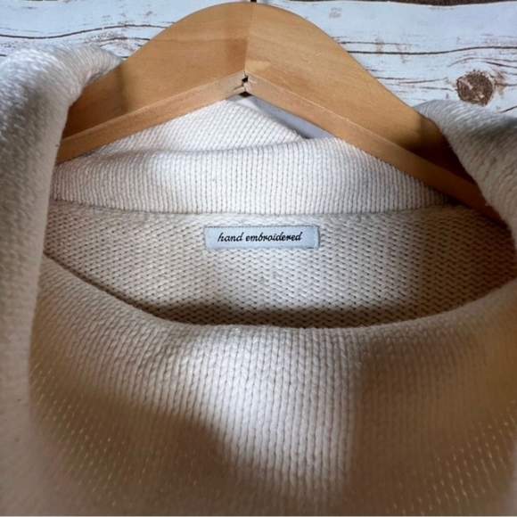 ๐
บhand embroidered white knit sweater with fringe cowl neck and hem - Picture 4 of 5